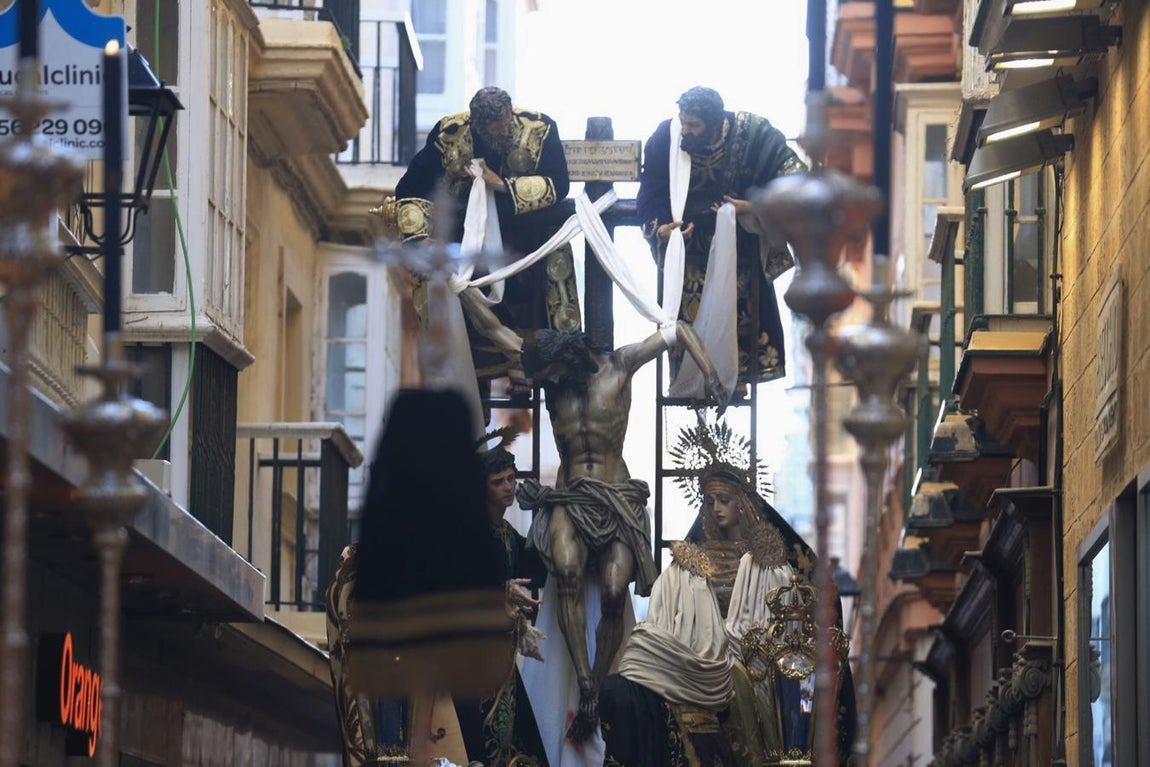 FOTOS: Descendimiento en la Semana Santa de Cádiz