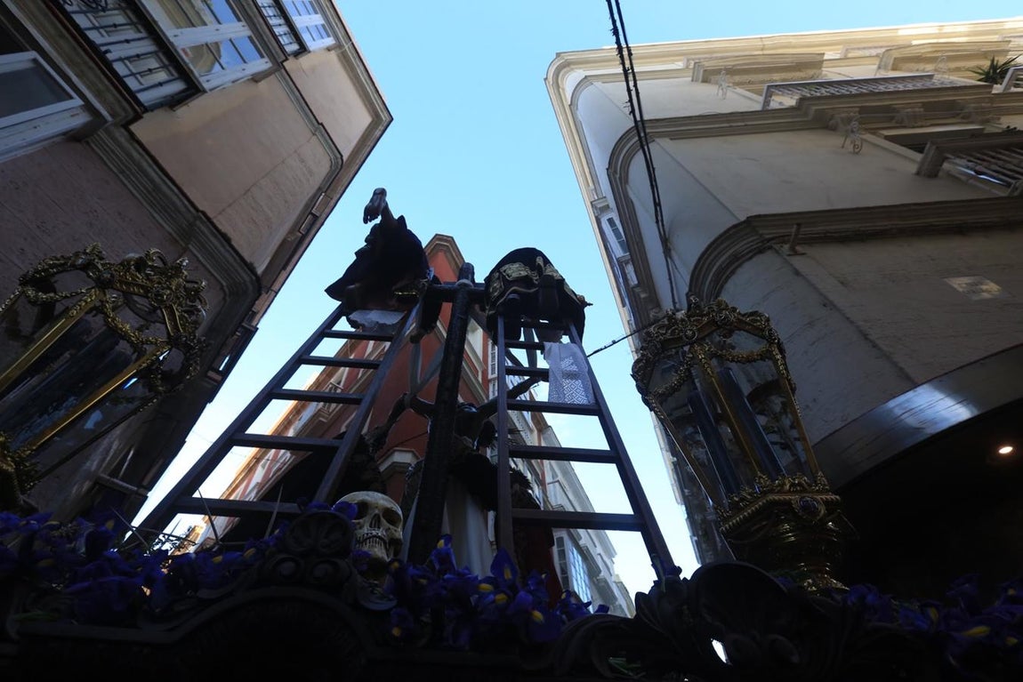 FOTOS: Descendimiento en la Semana Santa de Cádiz