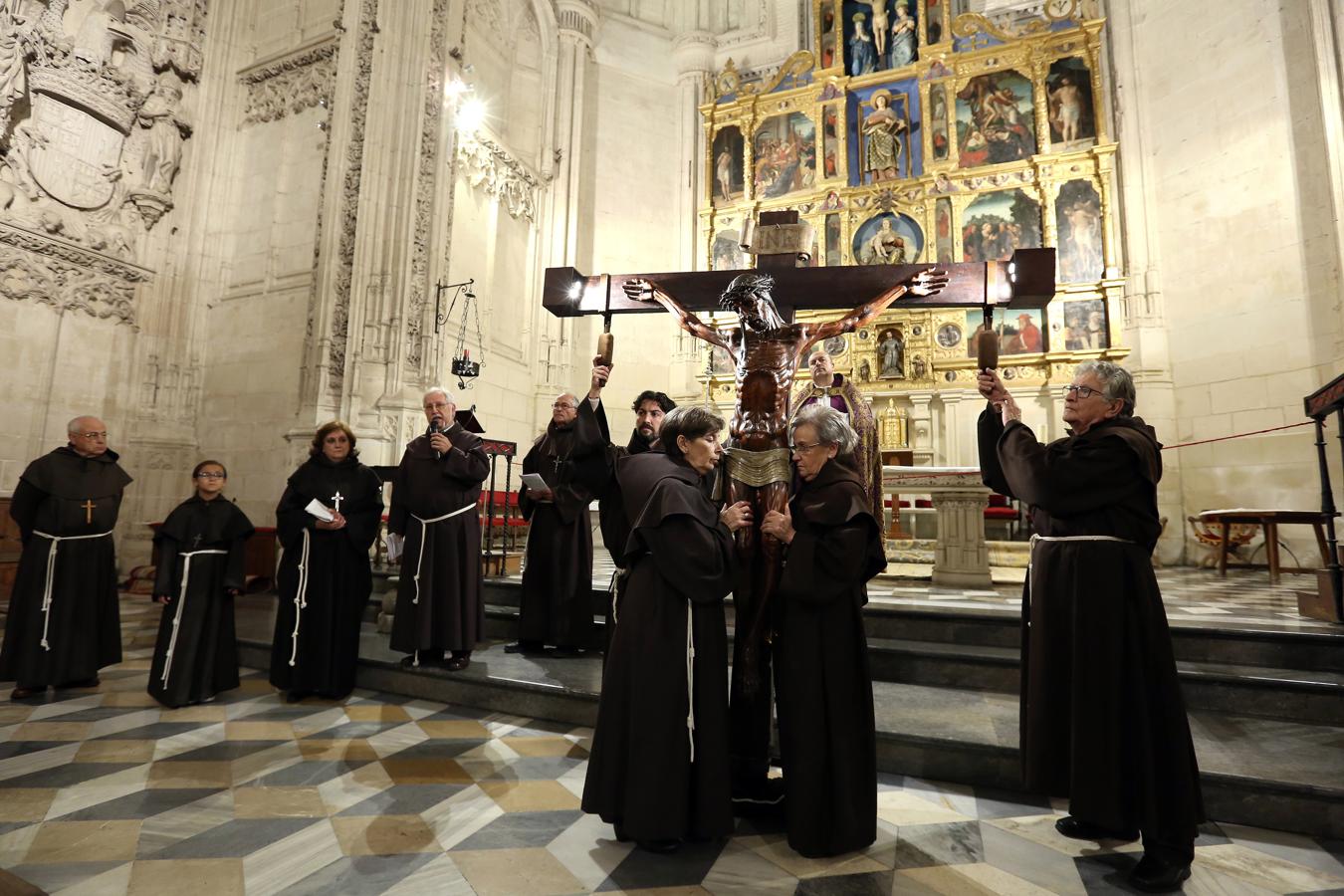 El Cristo de la Buena Muerte desfiló por las naves de San Juan de los Reyes