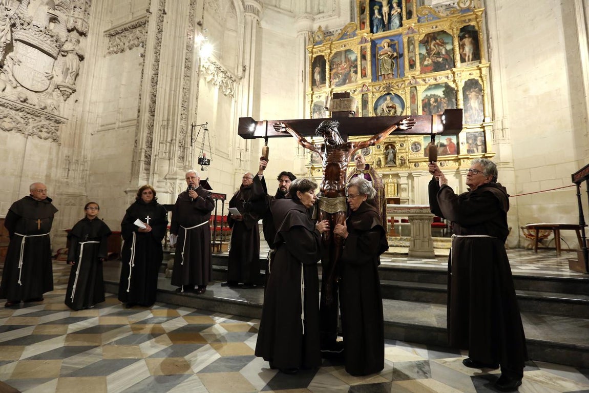 El Cristo de la Buena Muerte desfiló por las naves de San Juan de los Reyes
