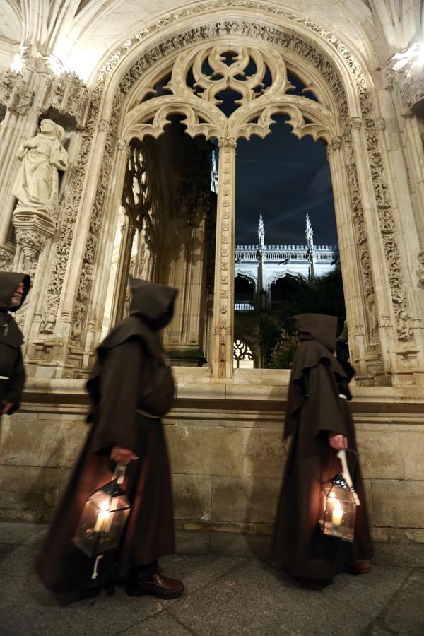 El Cristo de la Buena Muerte desfiló por las naves de San Juan de los Reyes