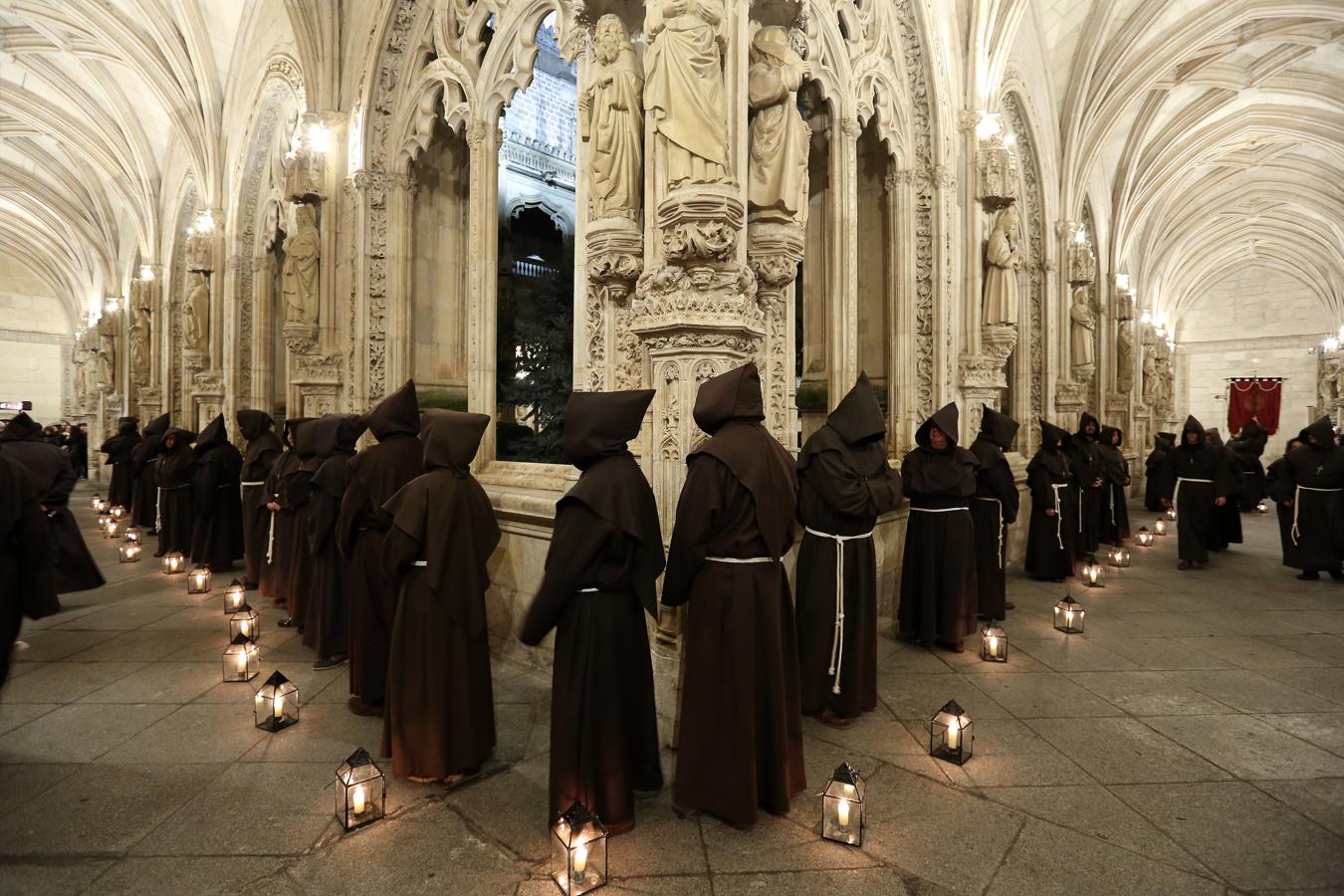 El Cristo de la Buena Muerte desfiló por las naves de San Juan de los Reyes