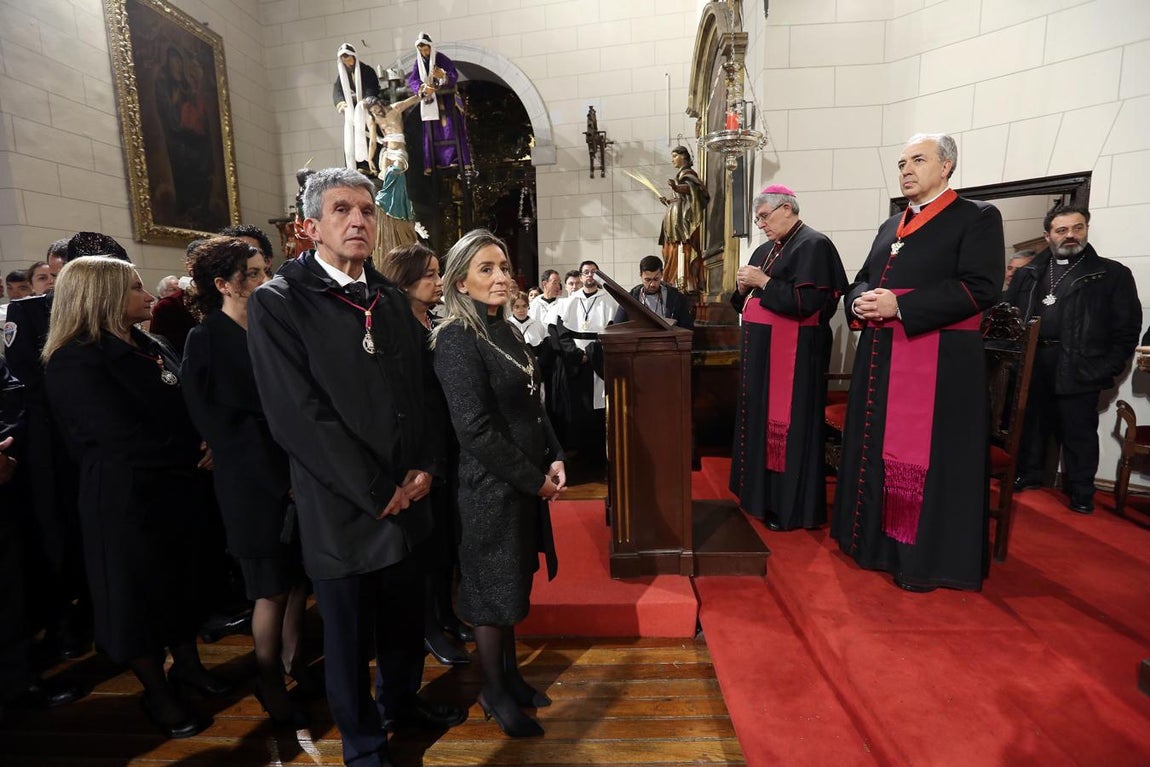 La alcaldesa, Milagros tolón, espearndo en la iglesias de las santas Justa y Rufina. 