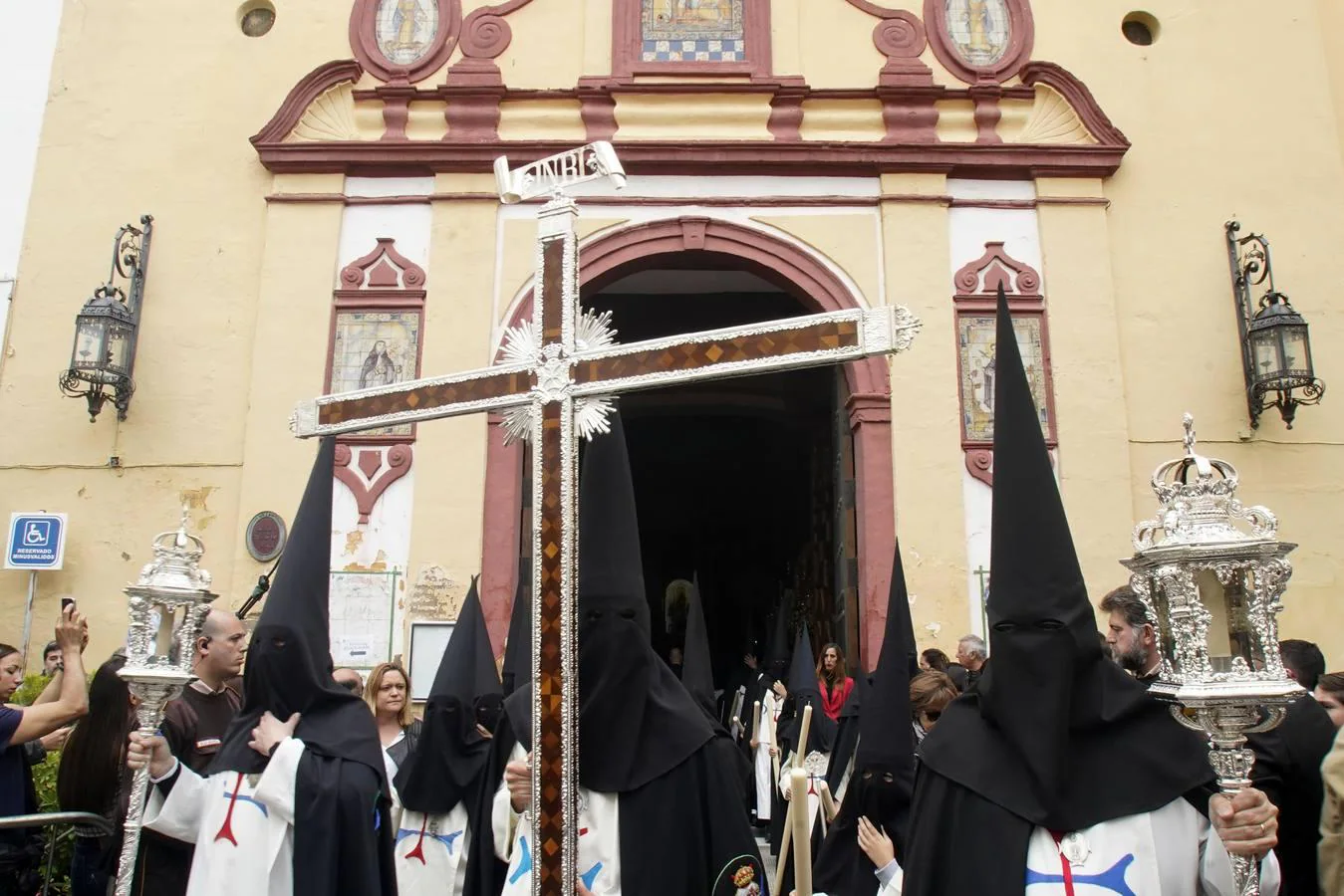 La Trinidad saca sus tres pasos por las calles de Sevilla