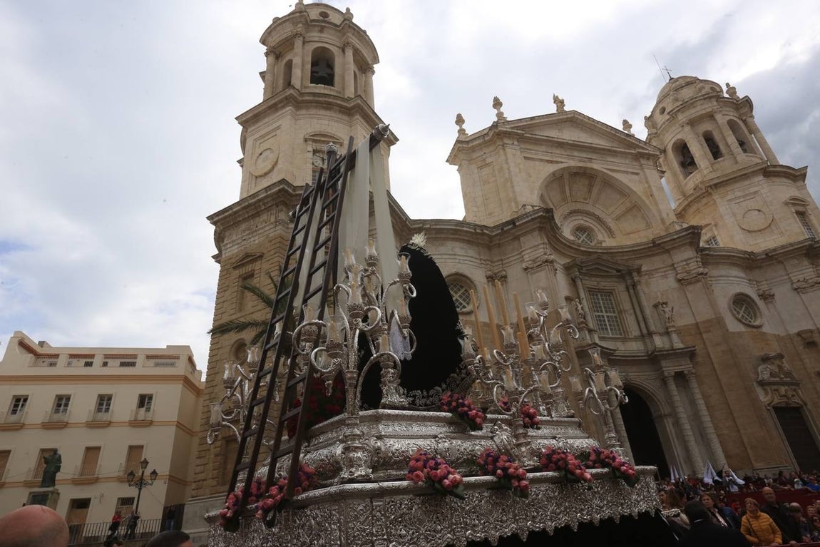 FOTOS: Santo Entierro en la Semana Santa de Cádiz 2019