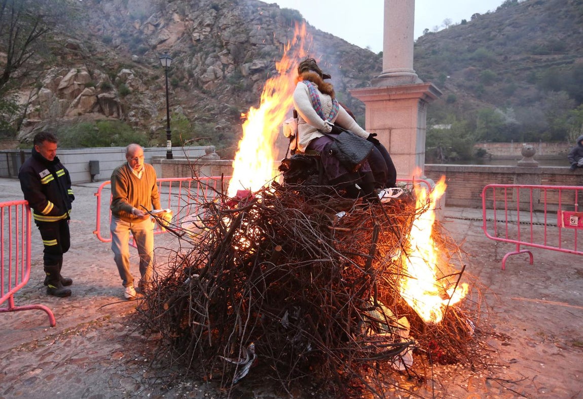Encuentro entre la Virgen de la Alegría y el Cristo Resucitado en Toledo, en imágenes