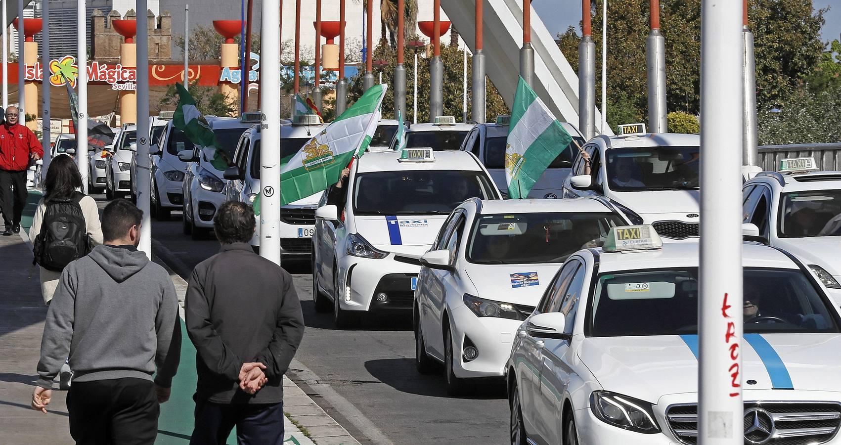 La protesta de los taxistas por las calles de Sevilla, en imágenes