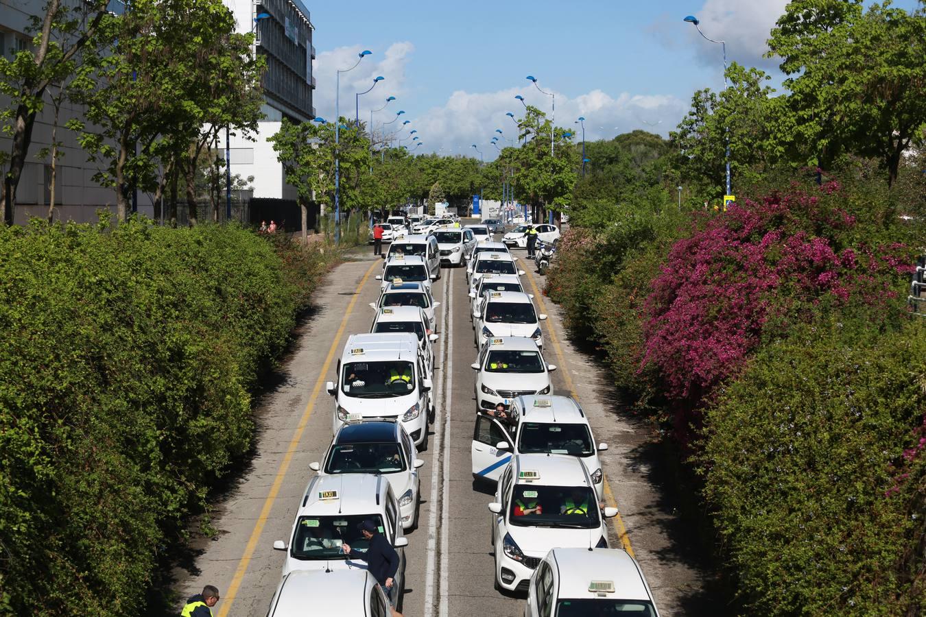 La protesta de los taxistas por las calles de Sevilla, en imágenes