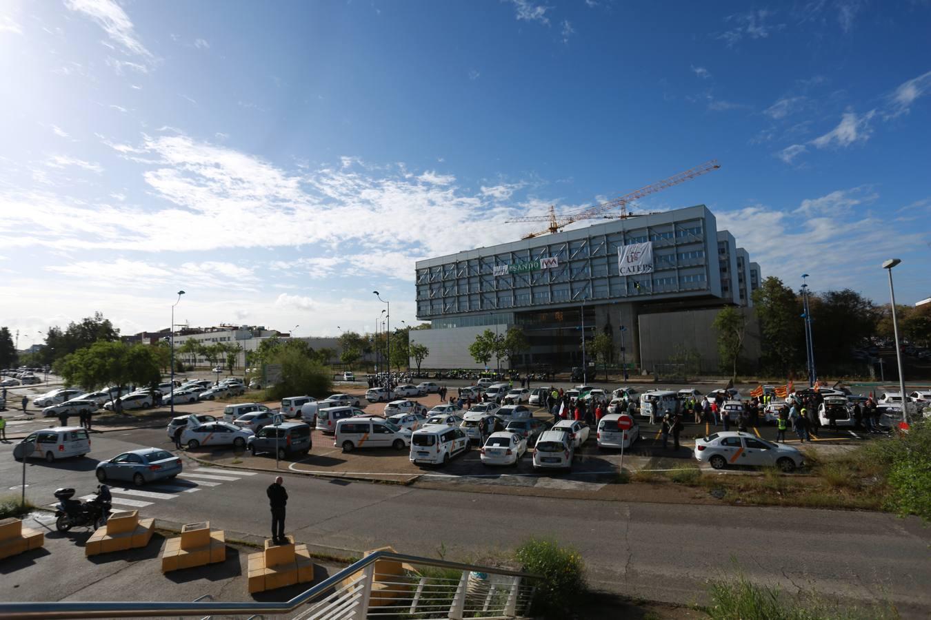 La protesta de los taxistas por las calles de Sevilla, en imágenes