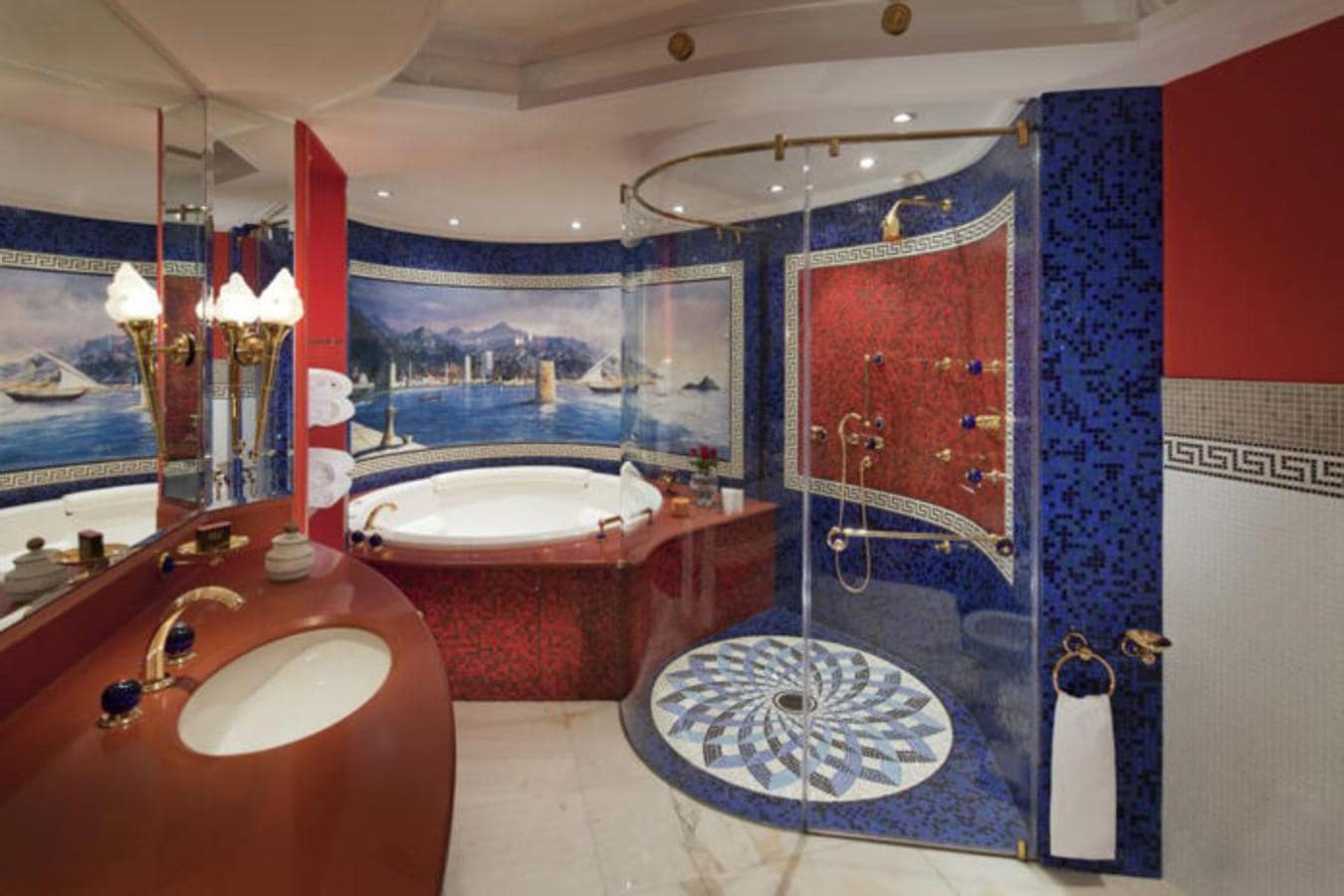 Pompa y excesos. Todas las habitaciones están dotadas de grandes cuartos de baño con jacuzi y ducha. Los acabados, como en cualquier estancia del hotel, son de óptima calidad, el diseño de los espacios es pomposo y recargado