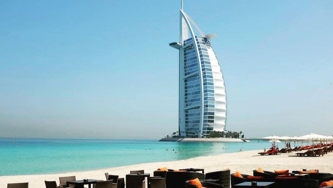 Isla privada. El hotel se alza en una isla artificial a la que se accede a través de un puente. Esto le da privacidad y exotismo, dos de los requisitos más demandados por los selectos viajeros