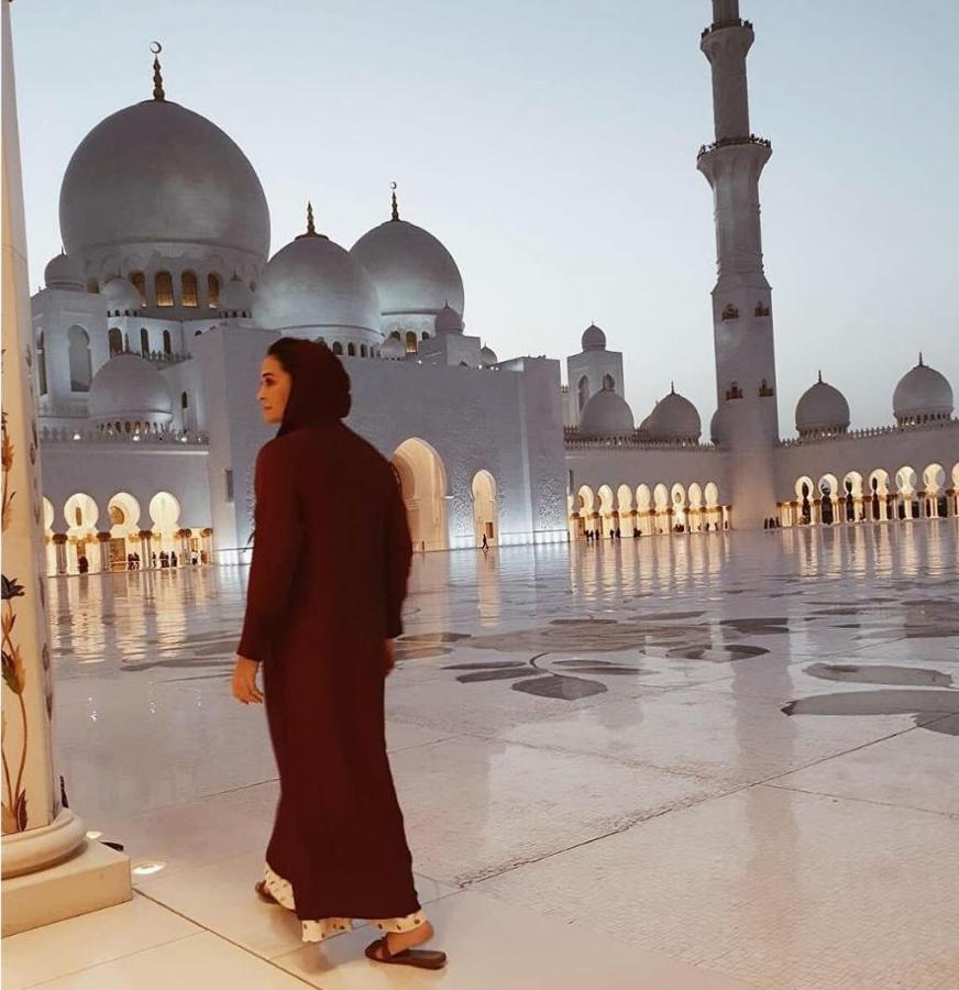 Universo multicultural. El destino elegido por la pareja fue Dubai, un lugar en el que la opulencia y el lujo se aprecian en cada rincón. Viajar a un país árabe enriquece a la diseñadora, que se involucra conocer una cultura totalmente diferente a la suya