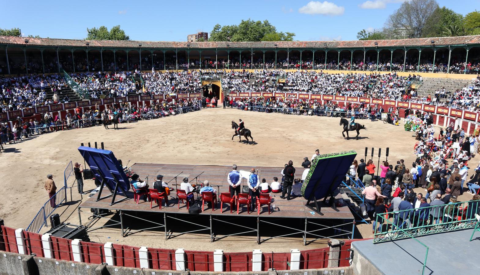 Más de 2.500 alumnos recrean en la Mondilla el desfile de fiestas