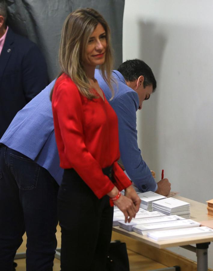Pedro Sánchez, madrugador. El presidente del gobierno Pedro Sánchez y su mujer Begoña Gómez, se disponen a votar en un colegio de la localidad madrileña de Pozuelo de Alarcón. Los colegios electorales han abierto sus puertas a las 09:00 horas para recoger el voto de los casi 36,9 millones de electores que decidirán este domingo en los comicios generales el reparto de los 350 escaños del Congreso de los Diputados y los 208 del Senado durante la próxima legislatura