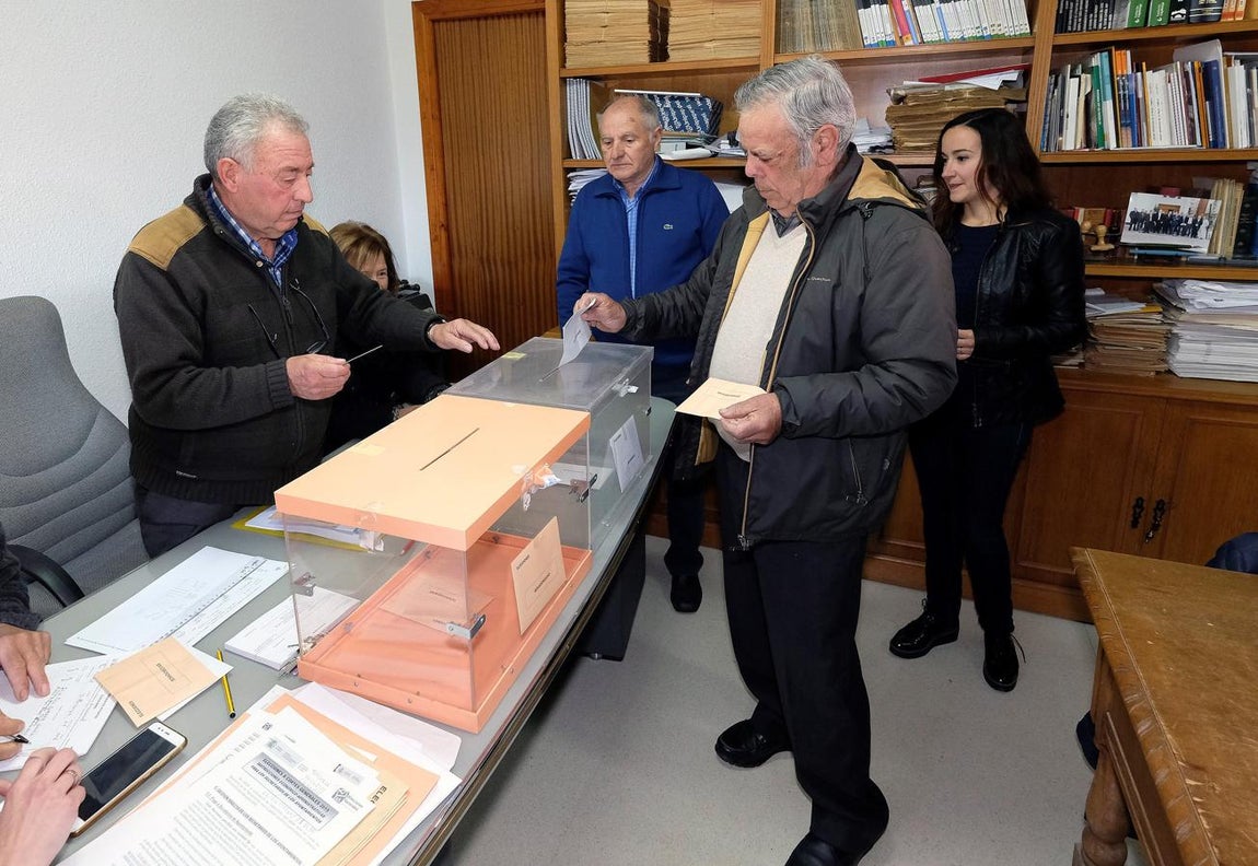 Cuarenta segundos. Los seis vecinos del pueblo de Villaroya, en La Rioja, han cerrado el colegio tras votar en cuarenta segundos