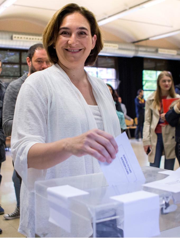 Colau, en La Sedeta. La alcaldesa de Barcelona, Ada Colau, ejerce su derecho al voto en el Centro Cívico de La Sedeta
