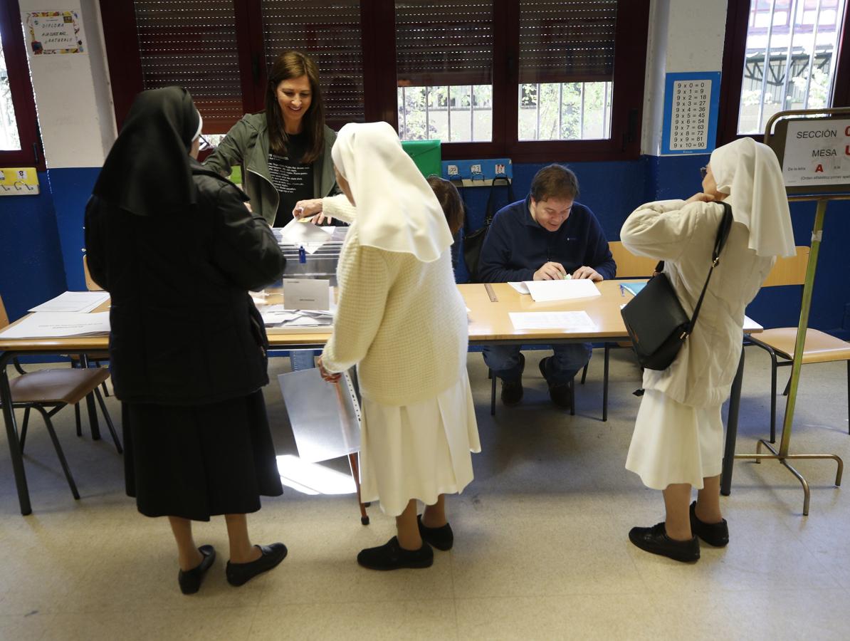 Las monjas también votan. Religiosas ejercen su derecho al voto este domingo en una mesa del Colegio Público Pinar del Rey de Madrid.