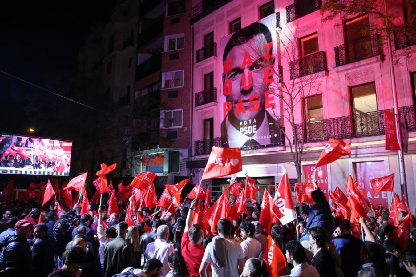 Celebración en Ferraz tras la victoria del PSOE. 