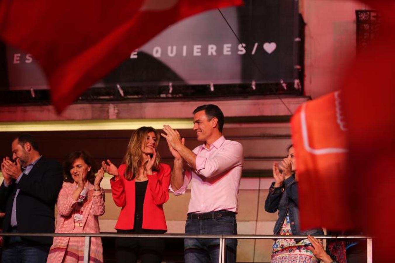 Pedro Sánchez celebra la victoria del PSOE. 