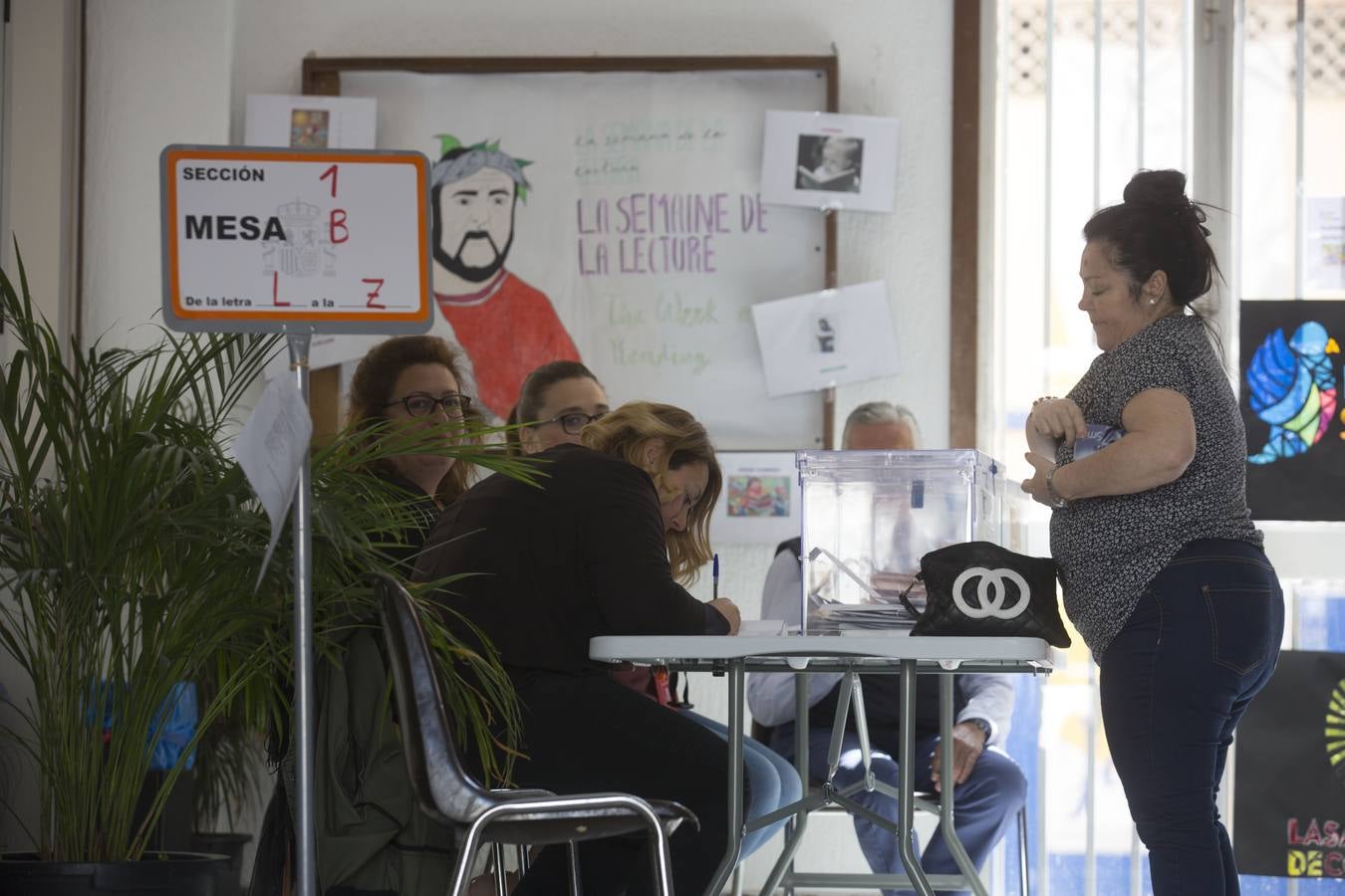 Fotos: Jóvenes y mayores pasan por los colegios electorales