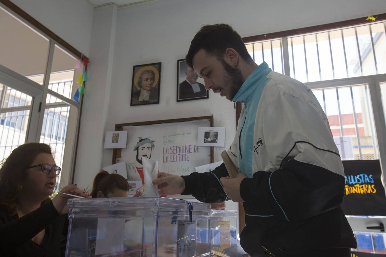 Fotos: Jóvenes y mayores pasan por los colegios electorales