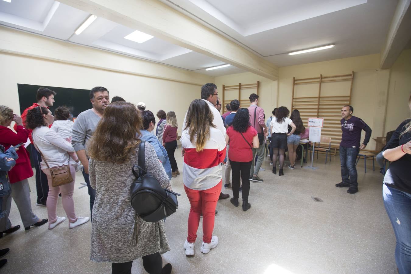 Fotos: Jóvenes y mayores pasan por los colegios electorales