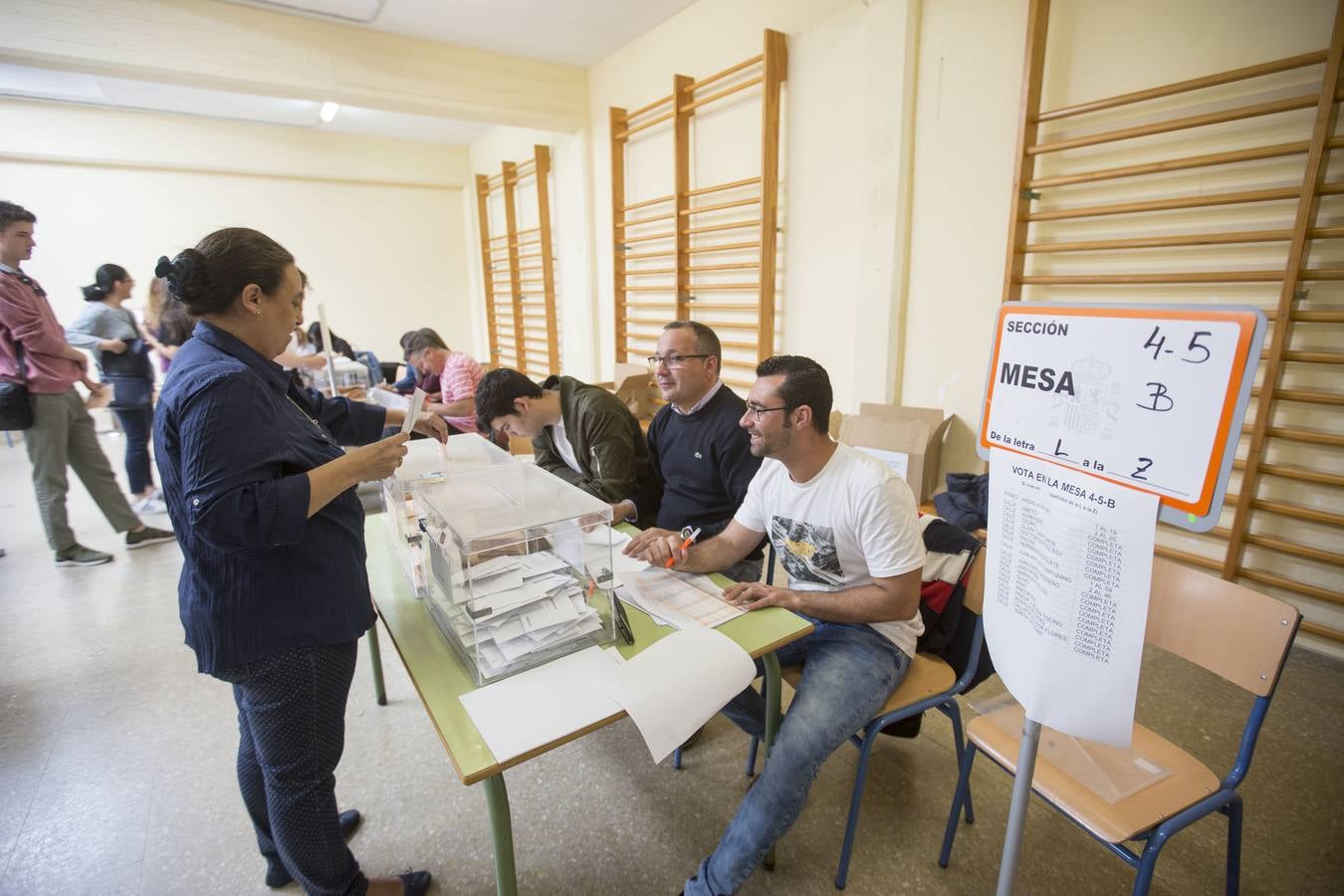 Fotos: Jóvenes y mayores pasan por los colegios electorales