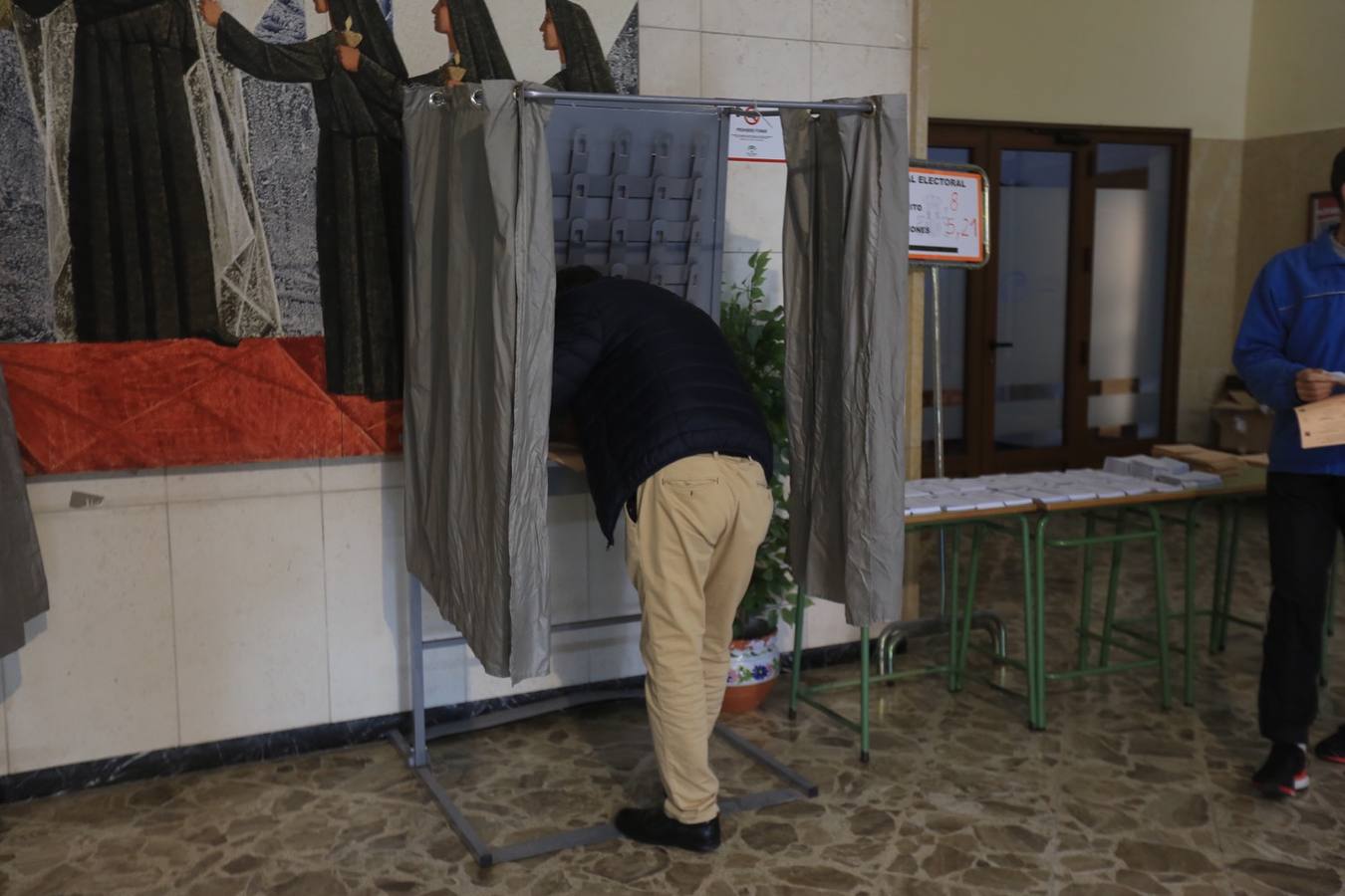 Fotos: Jóvenes y mayores pasan por los colegios electorales