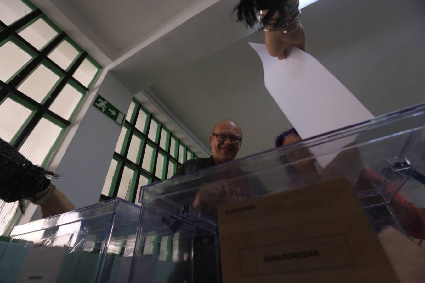 Fotos: Jóvenes y mayores pasan por los colegios electorales