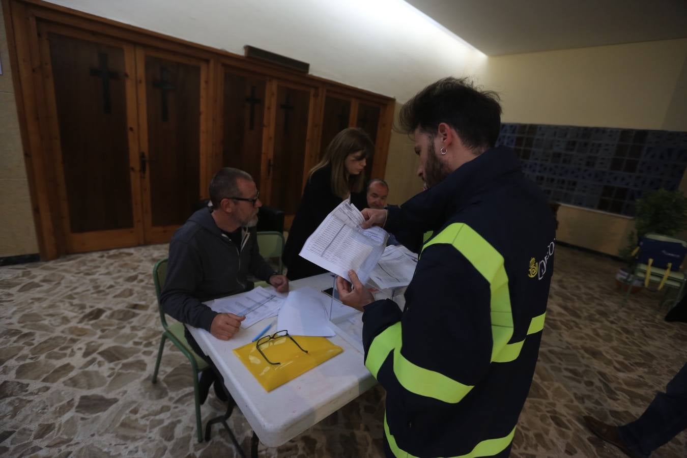 Fotos: Jóvenes y mayores pasan por los colegios electorales