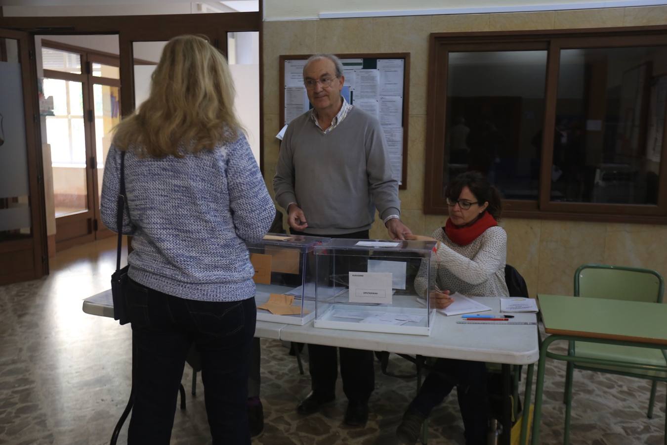 Fotos: Jóvenes y mayores pasan por los colegios electorales