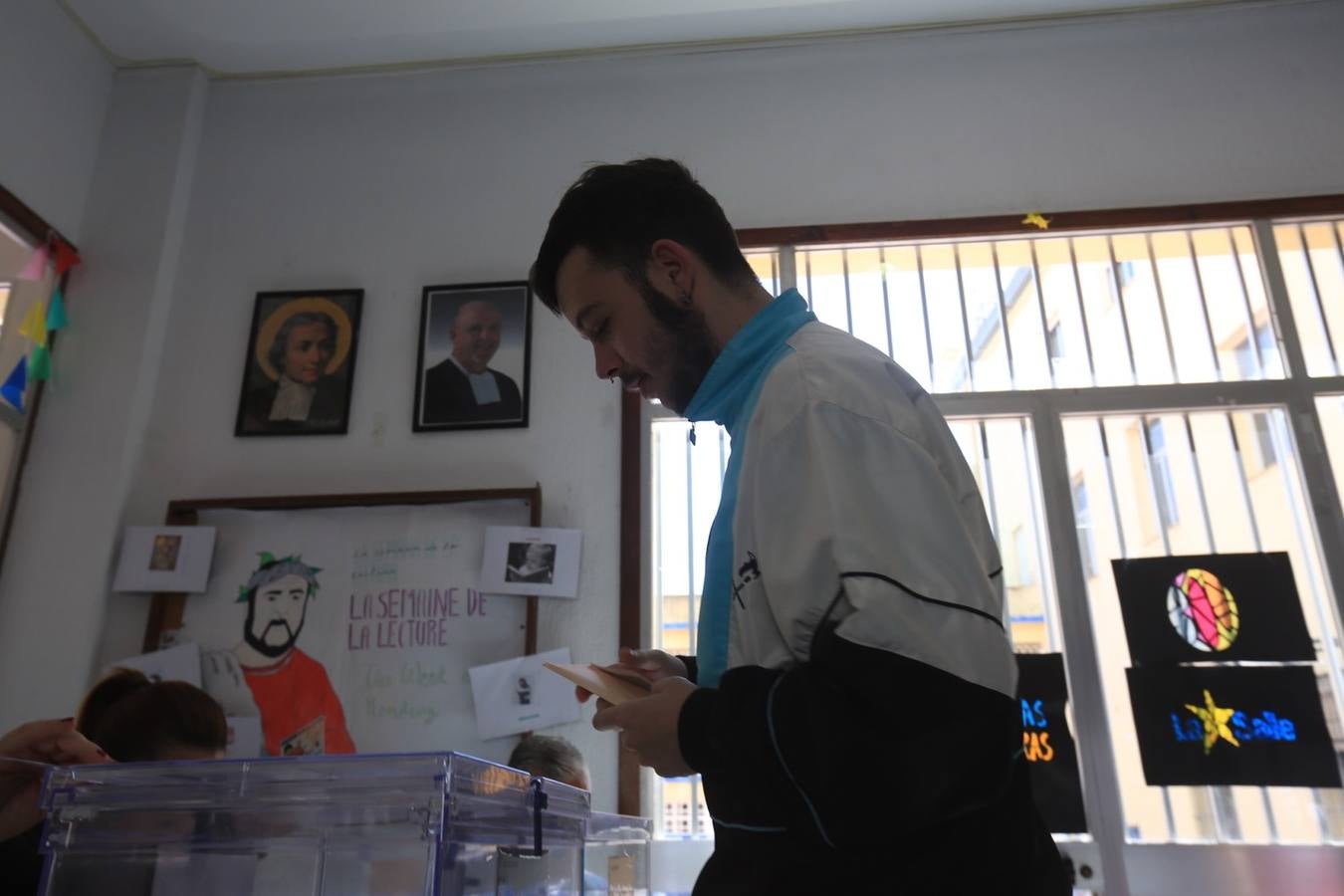 Fotos: Jóvenes y mayores pasan por los colegios electorales