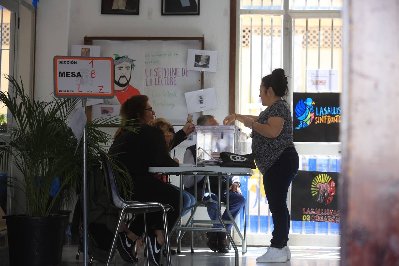 Fotos: Jóvenes y mayores pasan por los colegios electorales