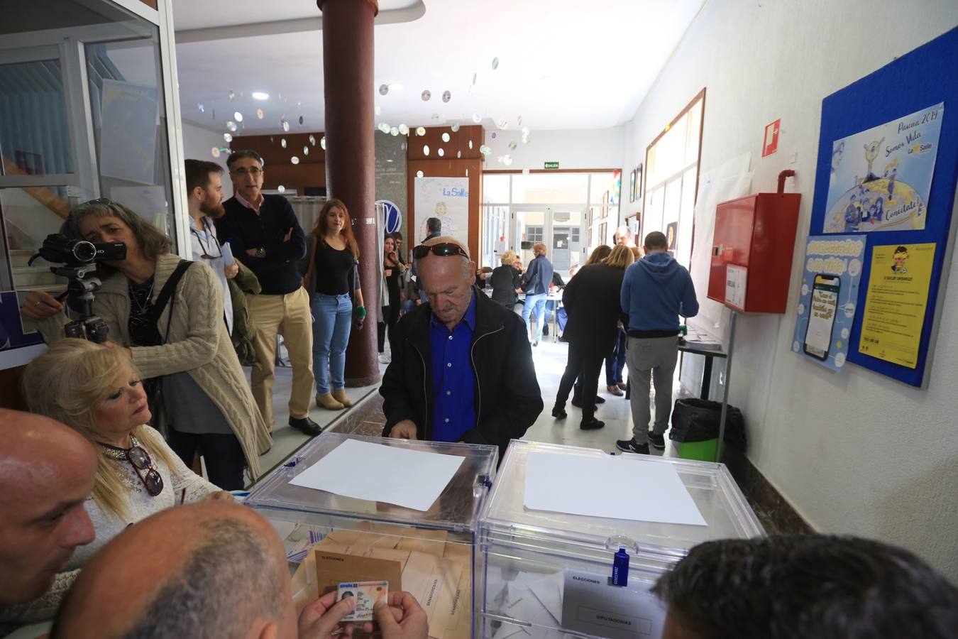 Fotos: Jóvenes y mayores pasan por los colegios electorales