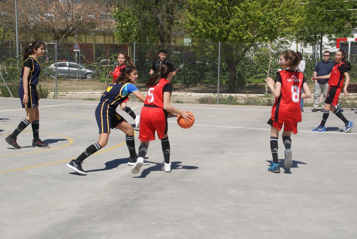 Las mejores imágenes del encuentro entre el San Juan Evangelista y el Jesús Gutenberg