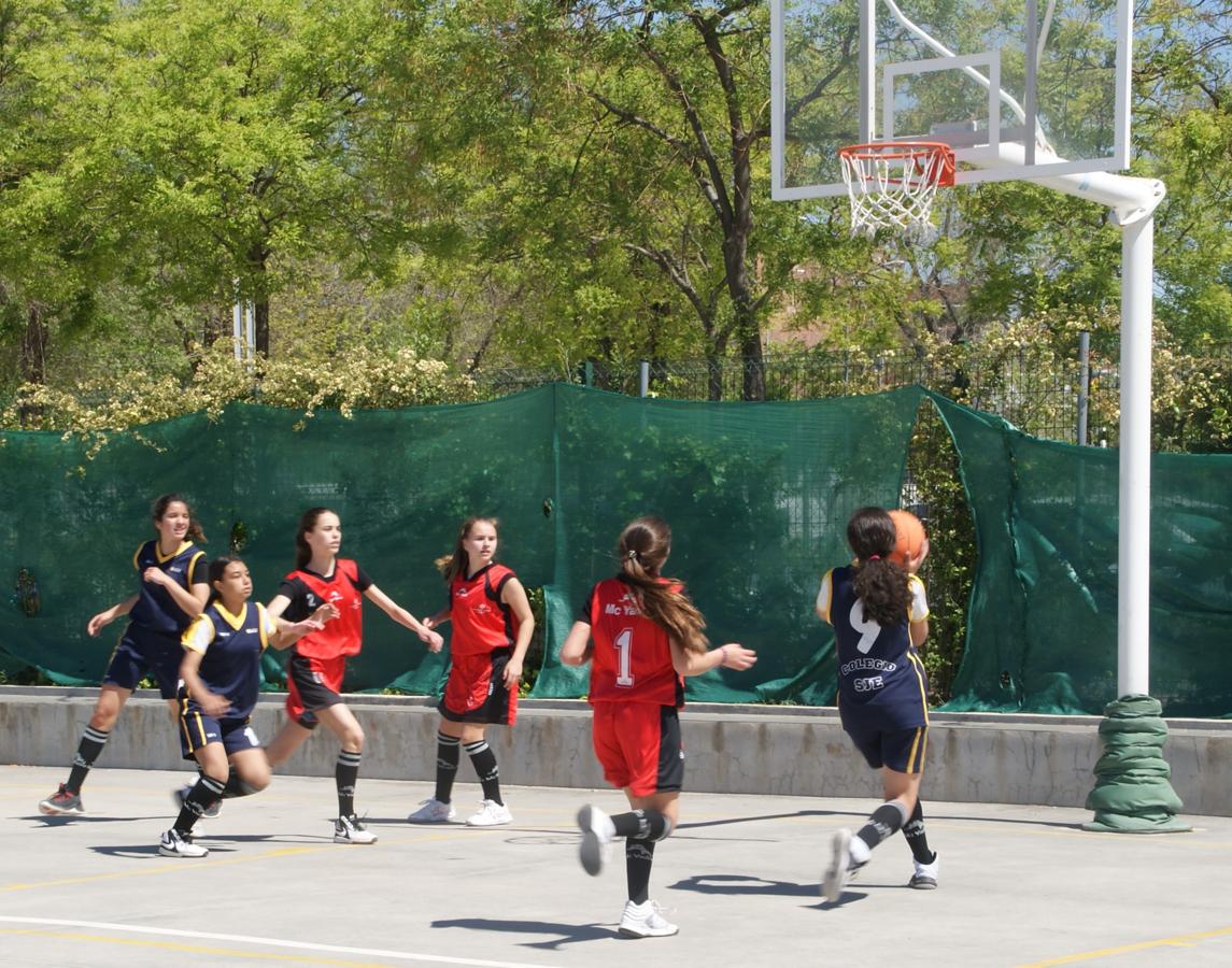 Las mejores imágenes del encuentro entre el San Juan Evangelista y el Jesús Gutenberg