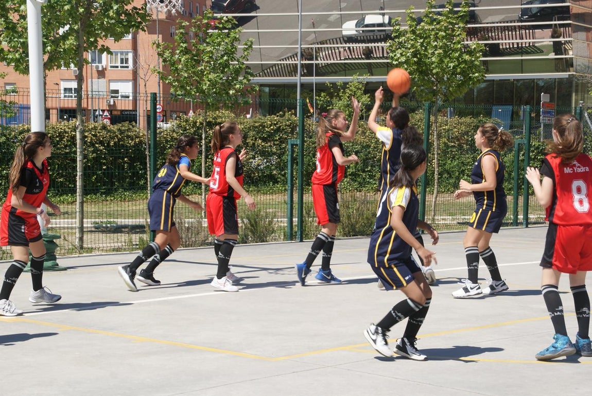 Las mejores imágenes del encuentro entre el San Juan Evangelista y el Jesús Gutenberg