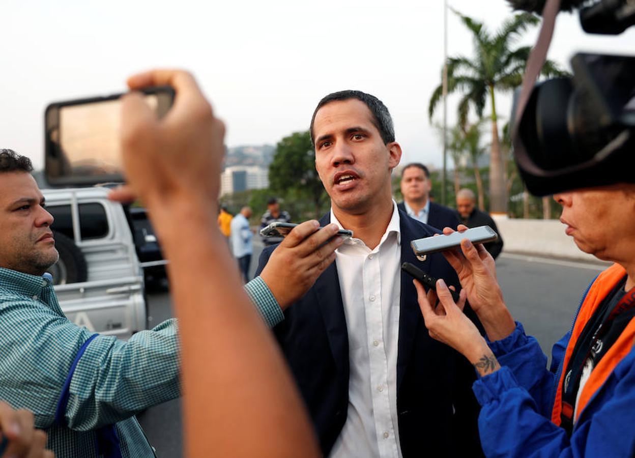 Guaidó atiende a la prensa y llama a los militares a levantarse contra Maduro. 