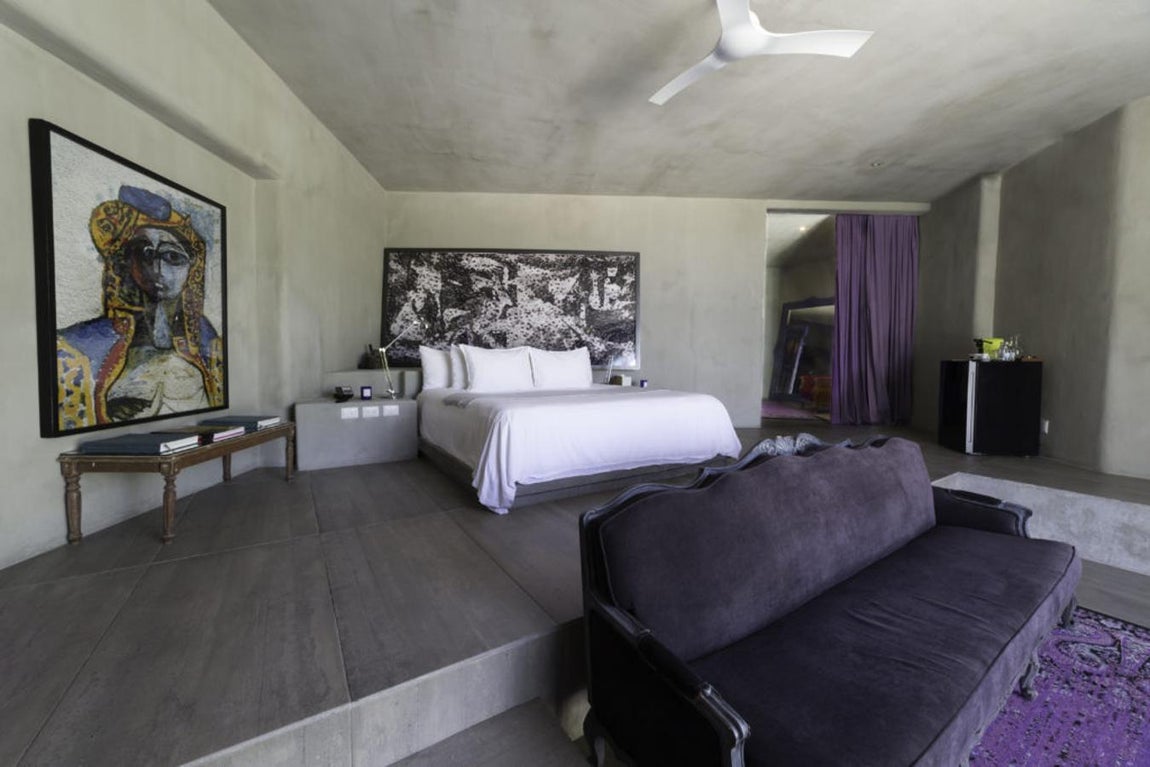 Suites de diseño. El hotel más lujoso de la península de Yucatán existe desde 2015. Lio Malca, galerista,mecenas y coleccionista colombiano decidió rescatar la mansión de retiro del narcotraficante. El lugar estaba abandonado desde la muerte de éste en 1093