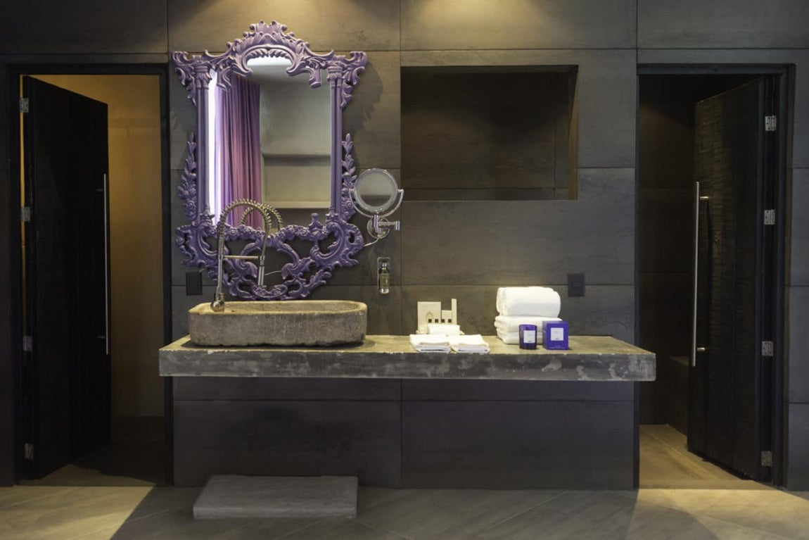 Coherente. La disposición de las obras tiene una razón de ser y la decoración se armoniza con ellas, de manera que el huéspes se sumerge en espacios extraordinarios