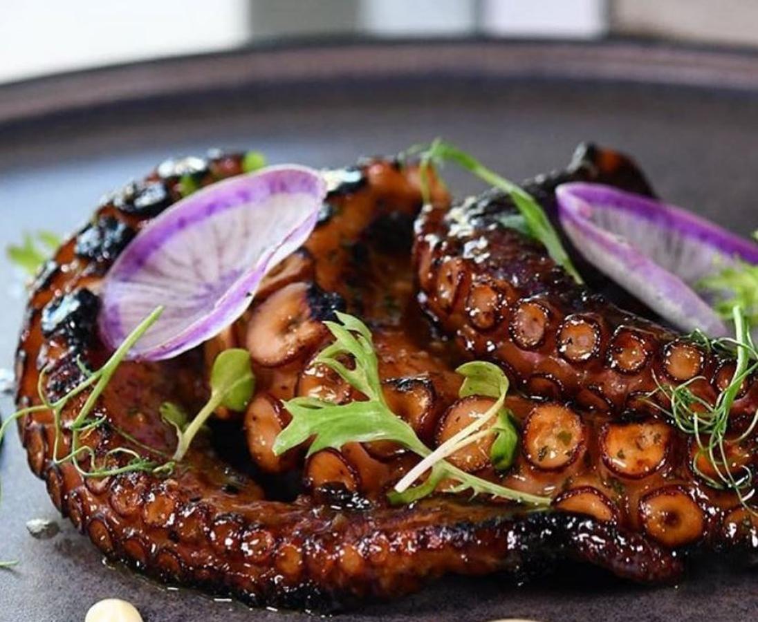 Gourmet. Los platos se construyen bajo las directrices de prestigiosos chefs de la región