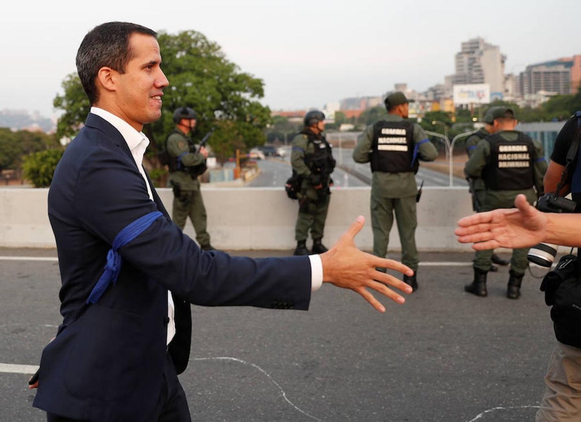 Juan Guaidó saluda a un militar en la base aérea de La Carlota. 