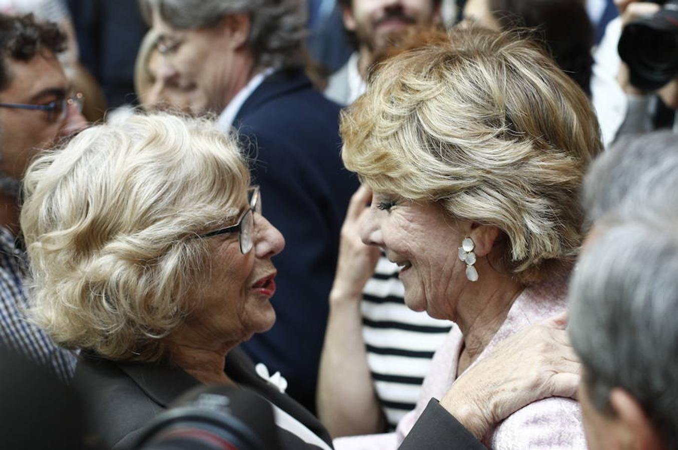 Las imágenes más destacadas de los actos oficiales del Dos de Mayo en Madrid. Reencuentro entre la actual alcaldesa de Madrid, Manuela Carmena y la expresidenta de la Comunidad de Madrid, Esperanza Aguirre.