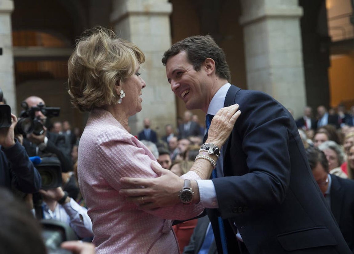 Las imágenes más destacadas de los actos oficiales del Dos de Mayo en Madrid. La expresidenta de la Comunidad de Madrid, Esperanza Aguirre, saluda al líder del PP, Pablo Casado. La política popular no ha dudado en afear a Casado que llamara «extrema derecha» a Vox.