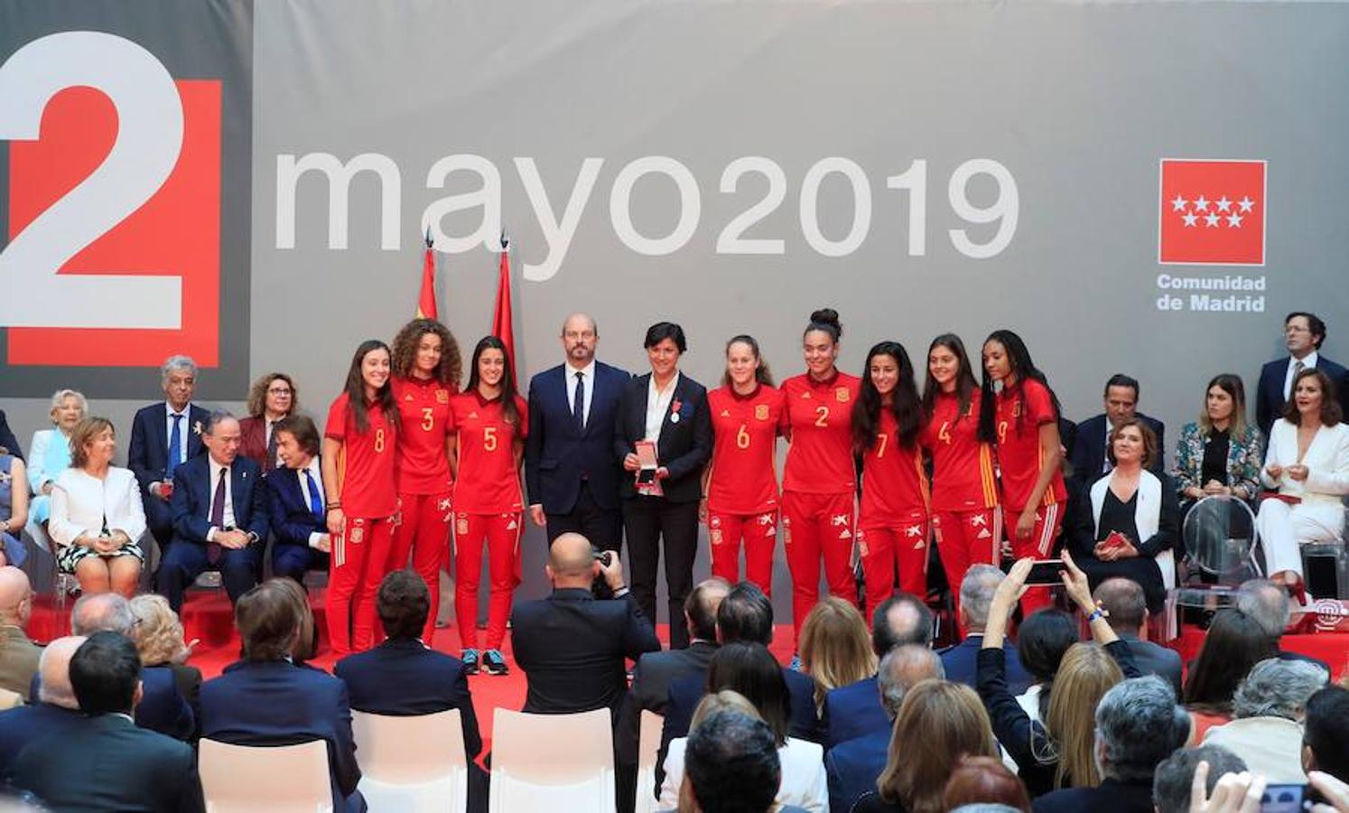 Las imágenes más destacadas de los actos oficiales del Dos de Mayo en Madrid. La selección Española de Fútbol Femenino Sub - 17 ha recibido también la Medalla de Plata de la Comunidad de Madrid