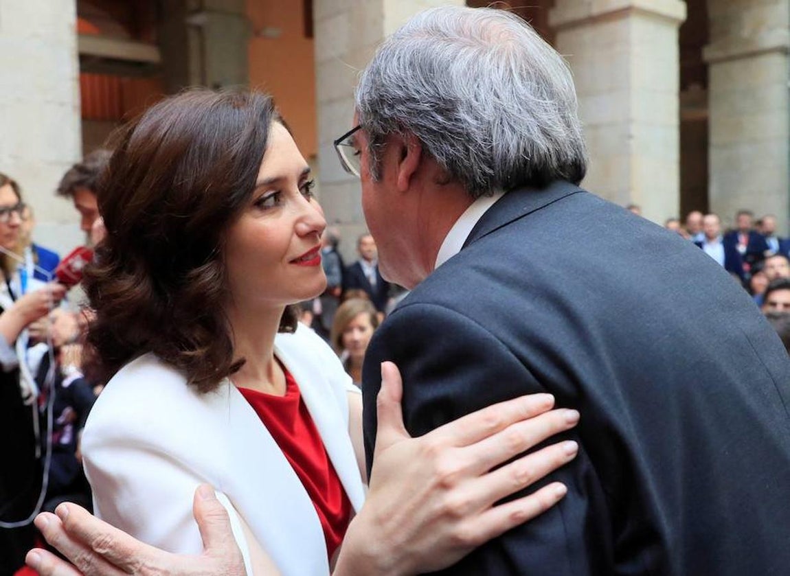 Las imágenes más destacadas de los actos oficiales del Dos de Mayo en Madrid. La aspirante popular a la Comunidad de Madrid, Isabel Díaz Ayuso es cumplimentada por el aspirante socialista, Ángel Gabilondo.