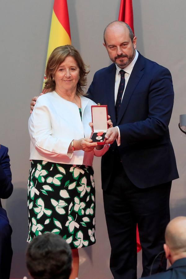 Las imágenes más destacadas de los actos oficiales del Dos de Mayo en Madrid. Entrega de la Medalla de Oro de la Comunidad de Madrid a Ignacio Echevarría, el conocido como héroe del monopatín fallecido en un atentado  en Londres tras enfrentarse a los terroristas . Sin duda, ha sido el momento más emotivo de la recepción en la Real Casa de Correos.