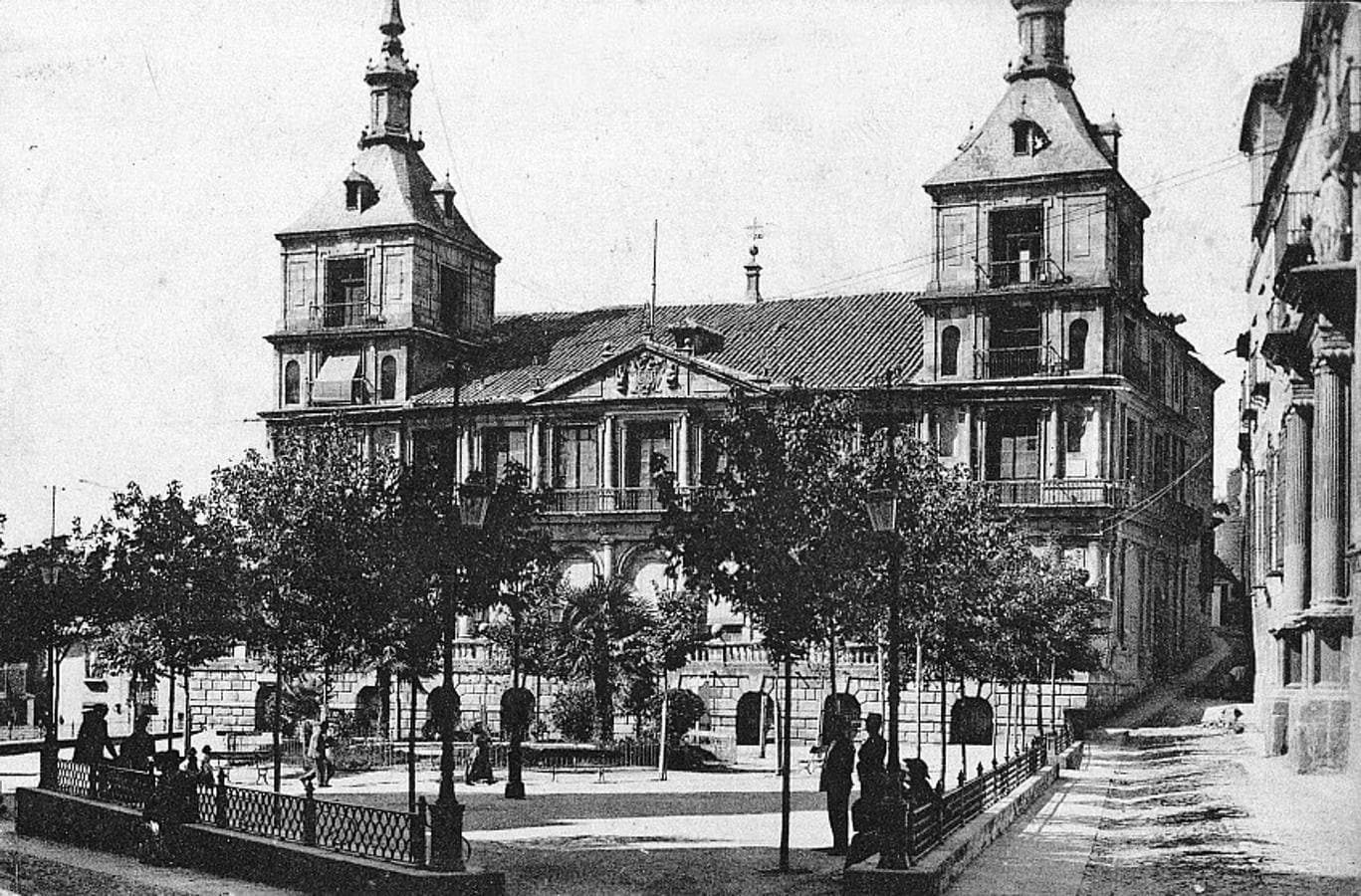 Plaza del Ayuntamiento, desde donde el 24 de abril de 1914 partió la multitudinaria marcha pidiendo el indulto (Foto, Colección de Postales, Archivo Municipal de Toledo). 