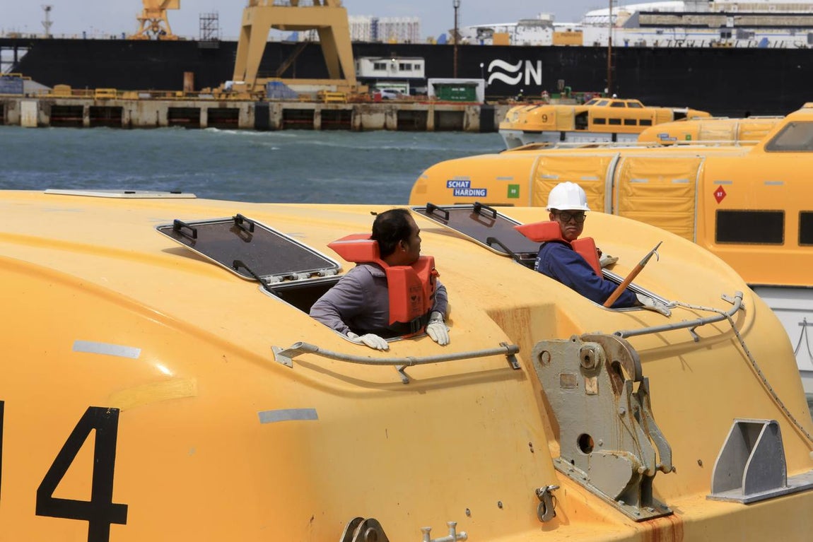 FOTOS: El Oasis zarpando de Cádiz