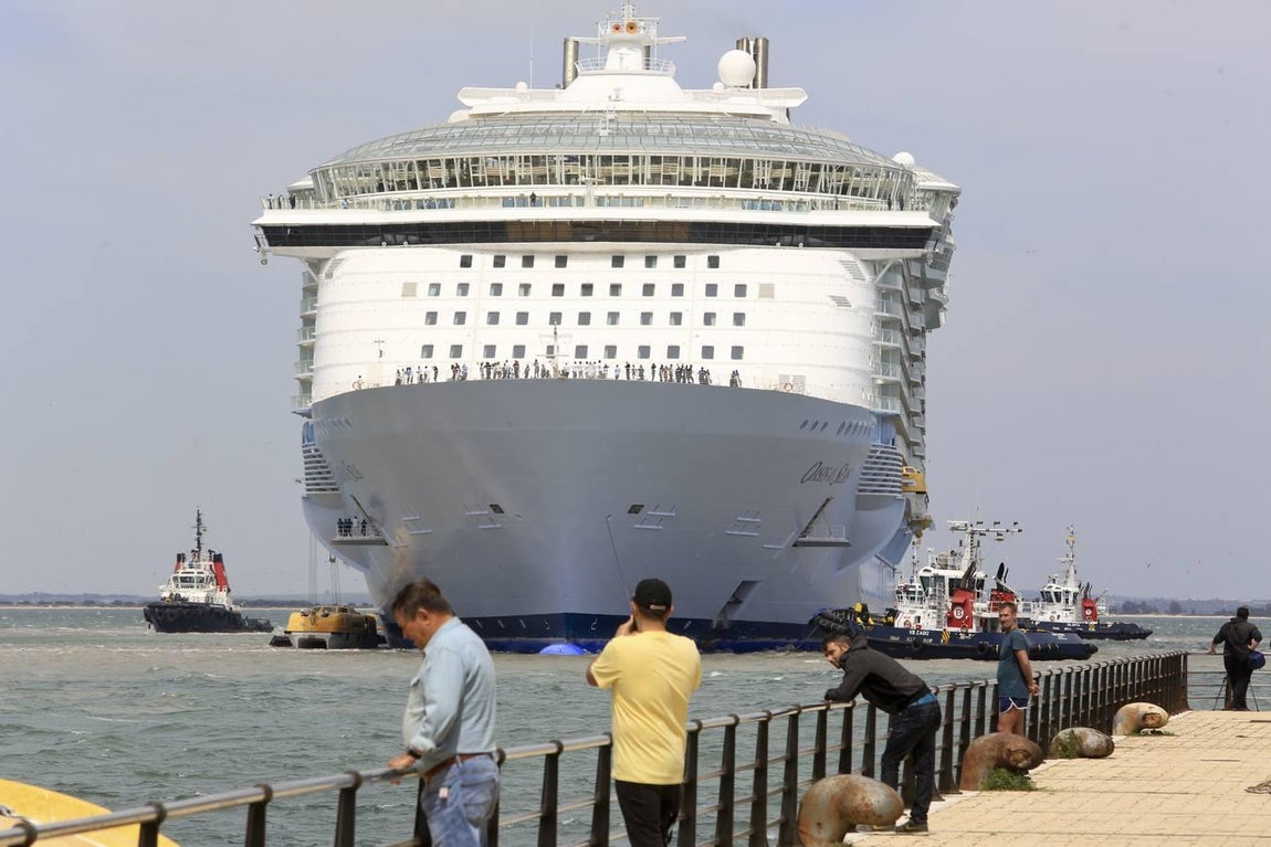 FOTOS: El Oasis zarpando de Cádiz
